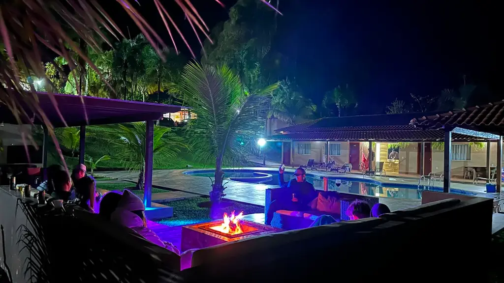 Convivência ao redor da lareira junto à piscina